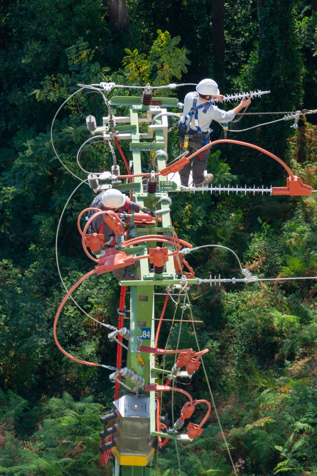 Aerial Fiber-Optic Installation: A Key Method in Modern Optical Communication