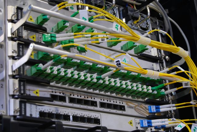 Armored vs Non-Armored Fiber Optic Cables: Which Design Fits Your Application?
